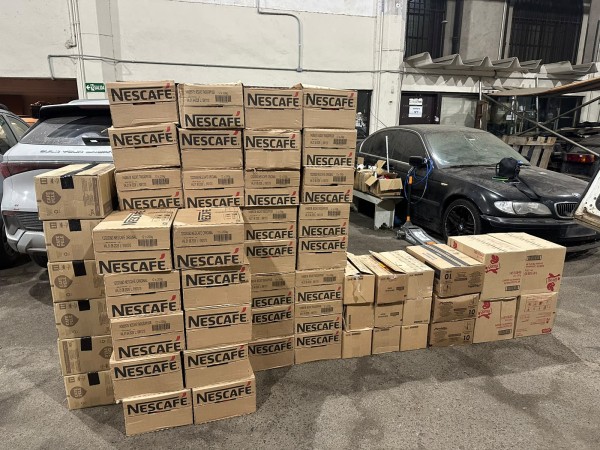 Escapó a pie tras quedar con la camioneta atascada en una zanja; dos operativos permitieron incautar mercadería en presunta infracción aduanera en Maldonado
