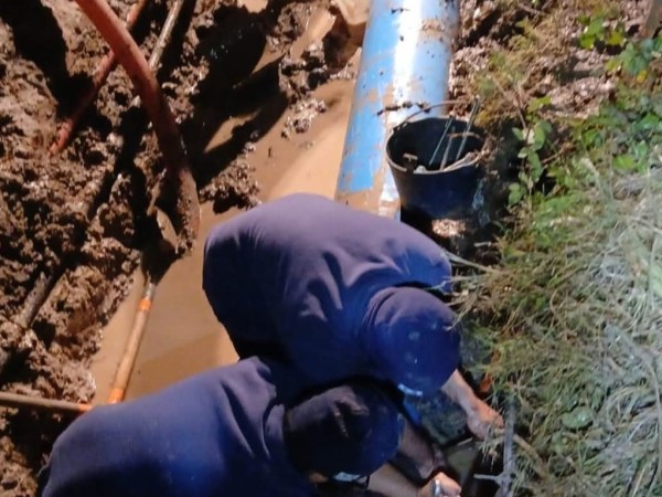 Repararon cañería de gran diámetro en Manantiales durante la madrugada de este domingo
