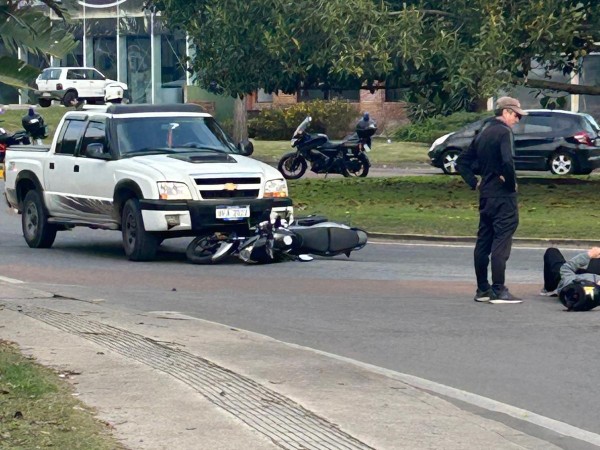 Motociclista lesionado tras choque con camioneta en rotonda de avenida Roosevelt