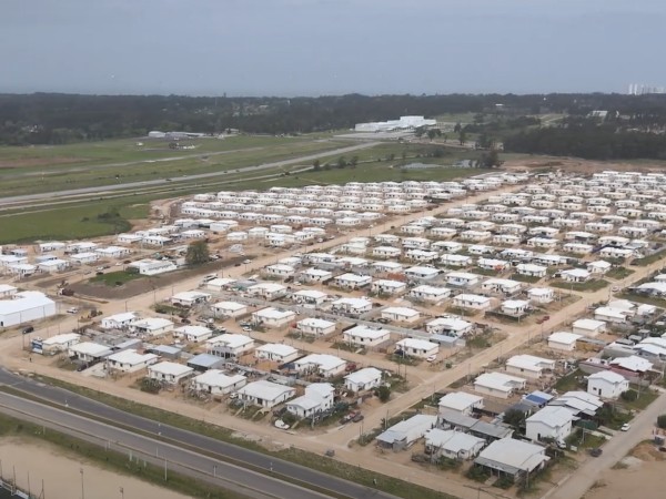 Nuevo Kennedy: seis viviendas desalojadas por problemas de drogas y una se vendió a 15 mil pesos; en una de las casas funcionará una comisaría