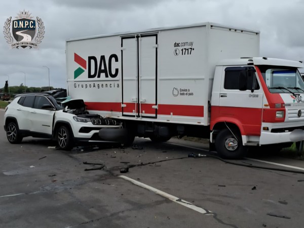 Conductora de 25 años falleció tras chocar contra un camión en ruta de Montevideo