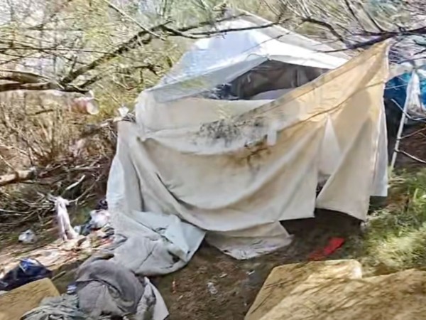 Campamento ilegal en Playa Mansa: denuncian actos sexuales en plena vía pública