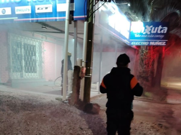 Pirómano incendió un colchón y frazadas frente a comercio de electrodomésticos en Maldonado que Bomberos sofocó rápidamente