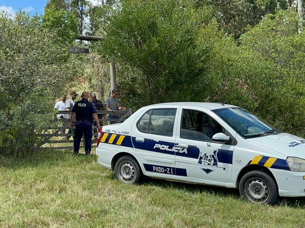 Policía investiga el fallecimiento de una pareja de adultos mayores; el hombre fue encontrado con un arma de fuego en la mano