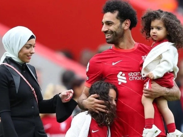 Quién es la esposa de Mohamed Salah:  es ingeniera, no tiene redes sociales, jamás concedió una entrevista; los medios británicos la presentan como la antítesis de “la botinera”