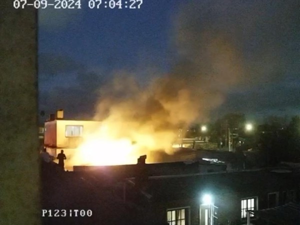 fuego,incendio,casaabandonada,transeuntes