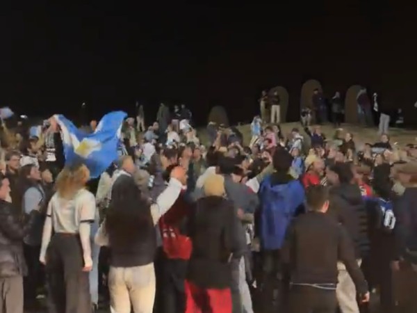 Hinchas argentinos festejan el pase a la final del Mundial en Los Dedos