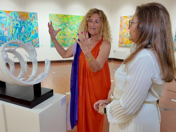 La artista Daphne Anastassiou provoca con su arte consciente en esta muestra “Joy; amor color y creatividad”