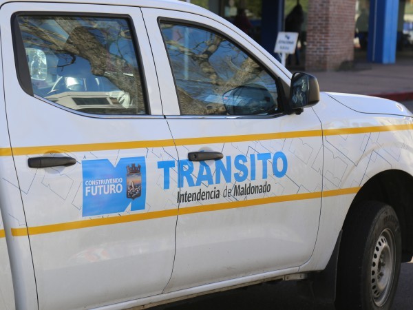 Choque entre moto y auto dejó una joven lesionada en Maldonado