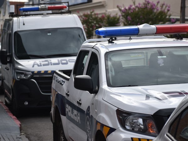 Arresto domiciliario total para tres hombres y una mujer que robaron un comercio