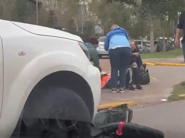 Motociclista lesionada tras chocar con una camioneta en rotonda de Roosevelt