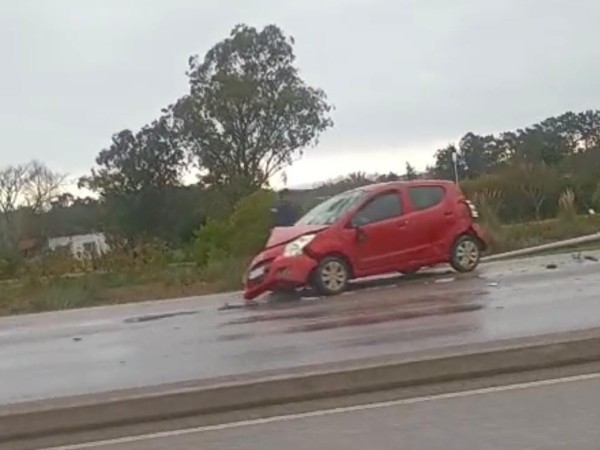 Una automovilista despistó y chocó con una columna de alumbrado público