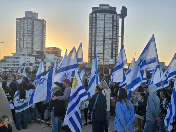 “Nunca cederemos al odio”: Acto en Punta del Este a dos años del ataque de Hamas convocó a la comunidad judía uruguaya