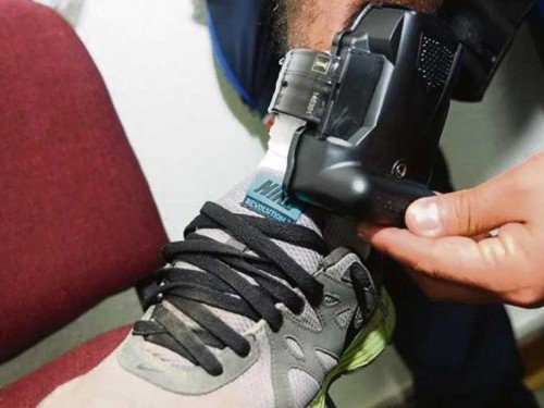 Dos hombres fueron enviados a la cárcel por retirarse la tobillera electrónica e incumplir medidas cautelares en varias oportunidades