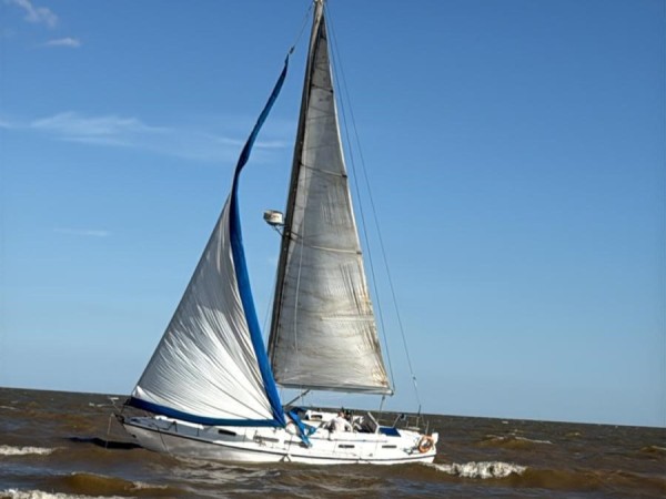 Un velero de bandera argentina sufrió un accidente cerca de la desembocadura del arroyo Riachuelo y sus tripulantes debieron ser auxiliados