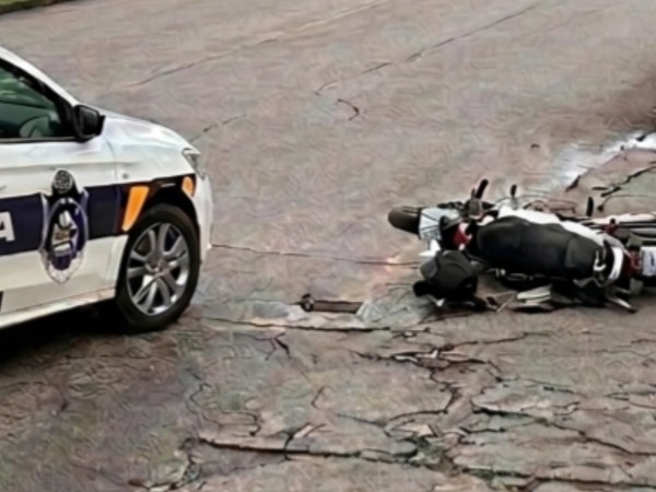 Un motociclista y su acompañante resultaron lesionados tras un choque con una camioneta