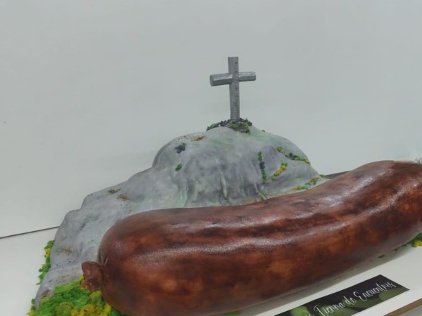 La impactante torta que crearon para la Fiesta Nacional del Chorizo pesó más de 50 kilos