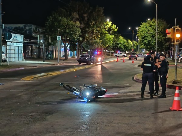 Motociclista está grave luego de chocar contra un auto
