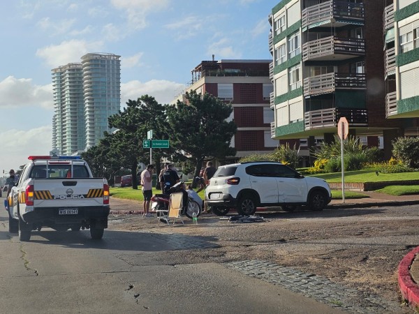 mujer,lesionada,siniestro,tránsito,auto,moto