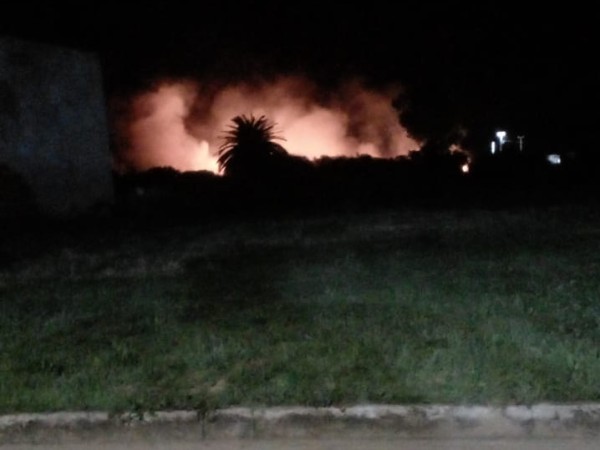 Bomberos de San Carlos enfrentó incendio en un campo donde rompió la autobomba
