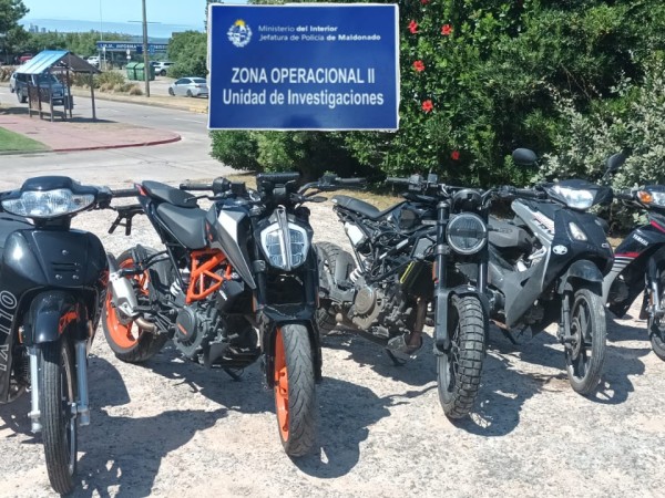 Policía allanó 8 casas, detuvo a 8 personas y recuperó motos y armas robadas