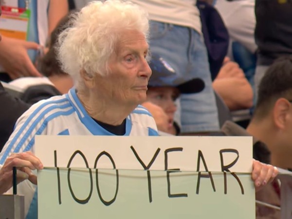 A los 100 años, fue al Mundial para alentar a Messi y se llevó todas las miradas