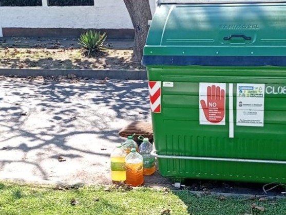 "Olor insoportable": Vecinos denuncian que personas orinan en bidones y los dejan en los contenedores