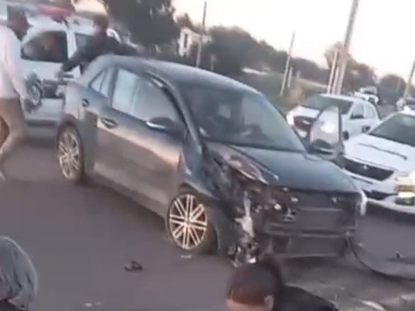Un conductor se durmió al volante y chocó contra una columna en San Carlos