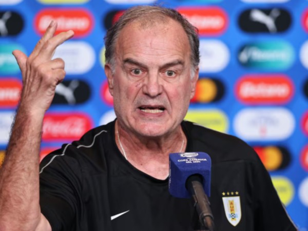 Bielsa contrariado por el resultado del partido, respondió sobre la foto oficial que le sacaron y que fue criticada por su actitud: "no soy un modelo"