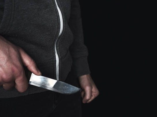 Amenazó a una empleada con un arma blanca tras hurto en un comercio; fue detenido por dos hechos