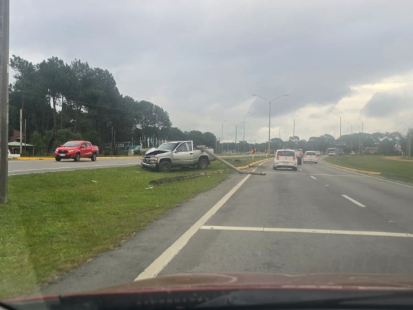 Una camioneta chocó con una columna en la ruta Interbalnearia
