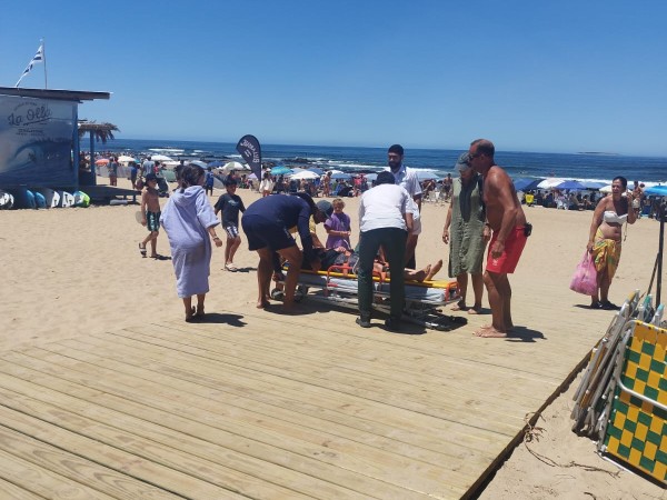 Adolescente fue rescatado en Playa Brava tras ser arrastrado por una ola