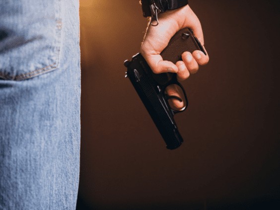 Libertad a prueba para un hombre que amenazó a varias personas con un arma de fuego afuera de un local nocturno