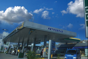 Empleadas de Petrobras ocuparon estación y se enfrentan a compañeras
