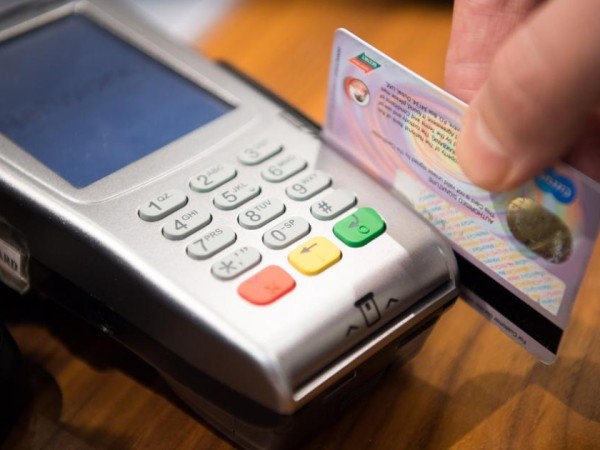 Robó una billetera de un vehículo y usó una tarjeta en un comercio; lo detectaron por una notificación en el celular