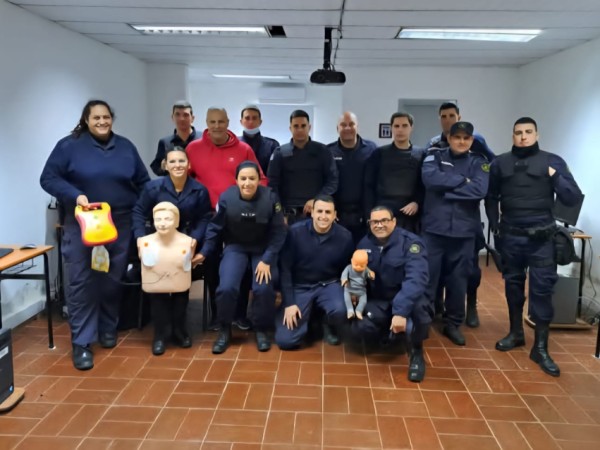 La policía destacó el trabajo coordinado y rapidez para salvar la vida de un joven futbolista tras sufrir un paro cardiorrespiratorio