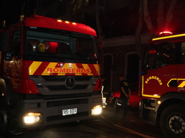 Dos personas fallecieron y un joven resultó intoxicado en un trágico incendio de vivienda en Maldonado