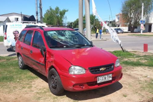 Joven motonetista fracturado en un choque