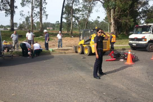 Joven motonetista impactó contra una máquina