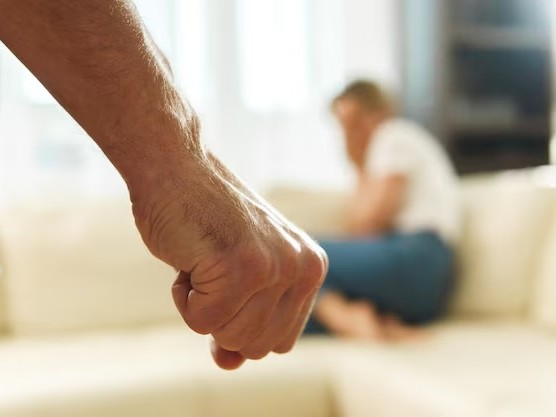 La expareja de su hija entró a su casa y la agredió físicamente mientras dormía: fue condenado