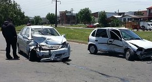 Accidente en semáforo provoca otra colisión a pocos metros