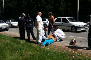 Mujer herida tras choque de motos