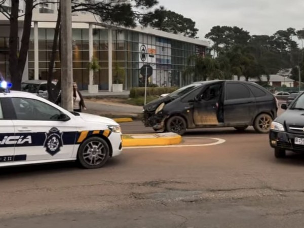Dos automóviles colisionaron en Av. Roosevelt
