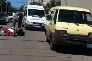 Mujer lesionada al chocar contra una camioneta
