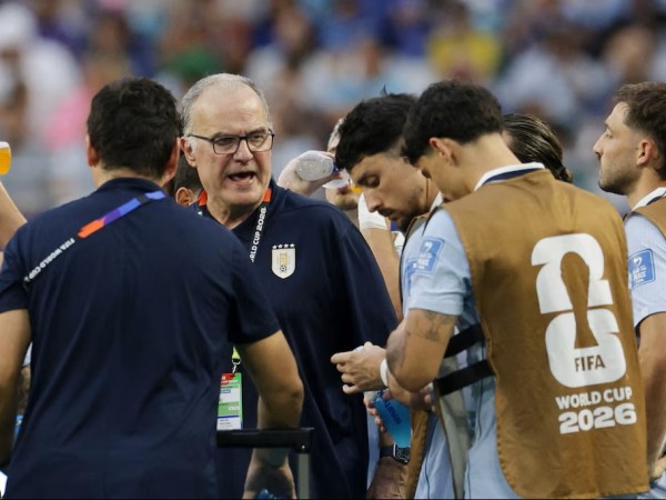 Confrontación: A pocas horas del partido con España hubo una tensa reunión entre Bielsa y referentes de la selección uruguaya