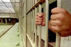 Le cortó la cara a un hombre y manoseó a su pareja; terminó preso