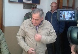 Pablo Yuyo Pérez esperando a votar acompañado por De los Santos