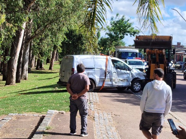 Conductor de 30 años perdió el dominio de su camioneta, cayó al arroyo San Carlos, sufrió paro cardíaco y fue reanimado por guardavidas