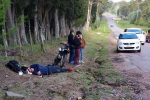 Hombre lesionado al caer de su moto 