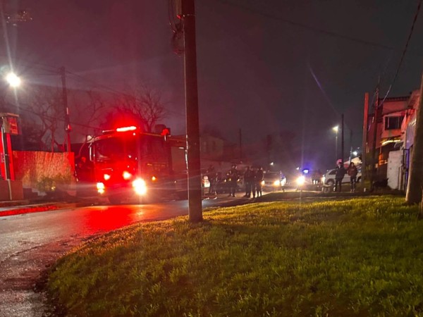 Bomberos combatieron un incendio en barrio El Molino